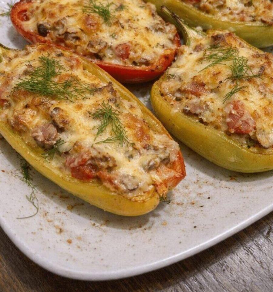 Βάζω μανιτάρια, ζαμπόν και τυρί στις πιπεριές και γίνεται το πιο εύκολο φαγητό-έκπληξη!