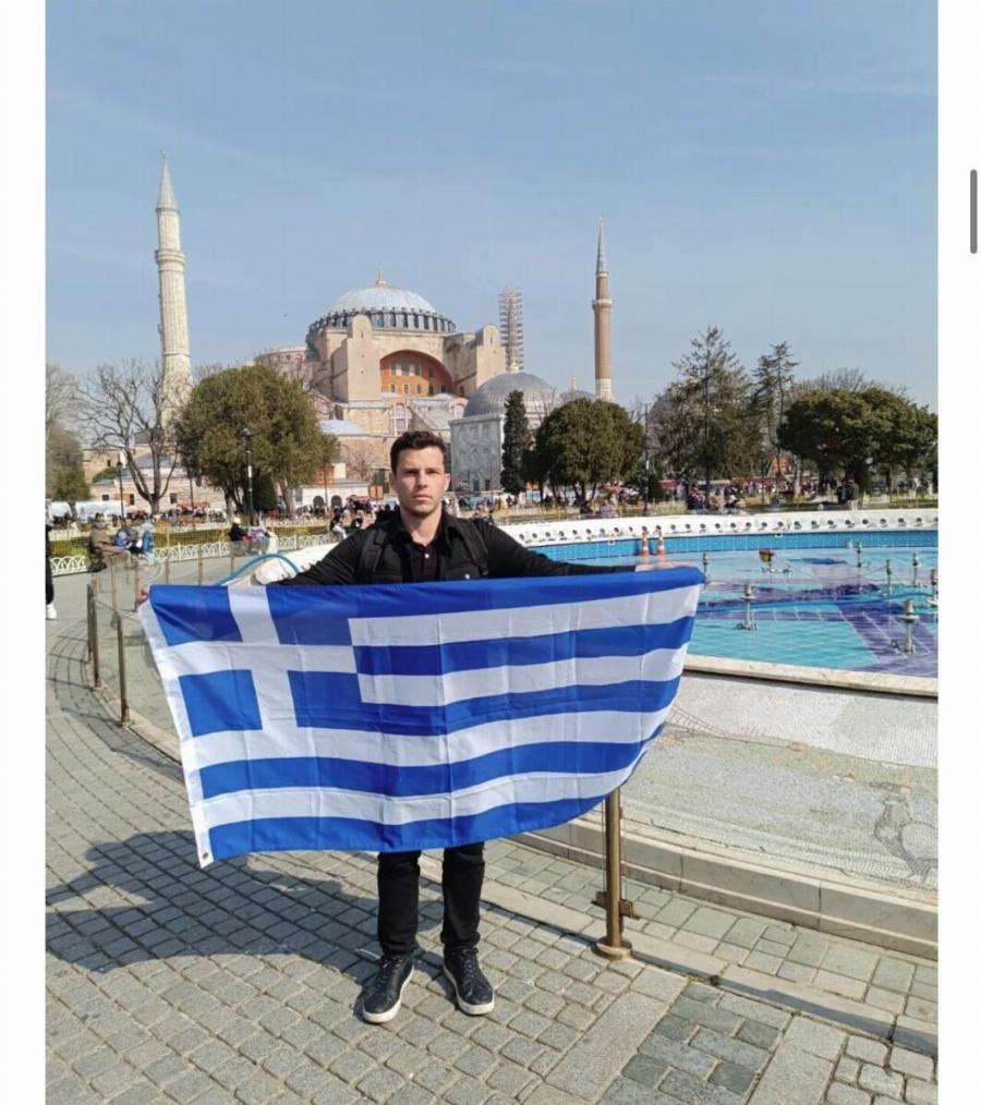 Σάλος με Έλληνα που άνοιξε την ελληνική σημαία μέσα στην Αγιά Σοφιά