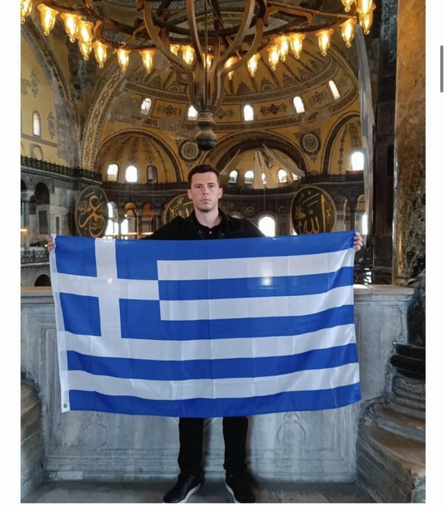 Σάλος με Έλληνα που άνοιξε την ελληνική σημαία μέσα στην Αγιά Σοφιά