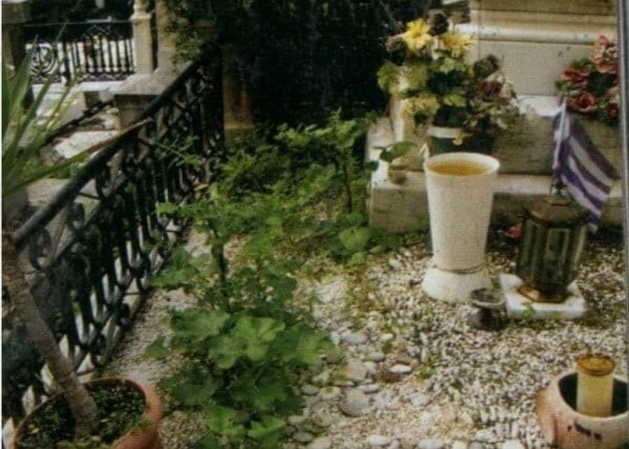 «Ντροπή.. τον παράτησαν»: Στη φόρα φωτογραφίες από τον τάφο του Δημήτρη Παπαμιχαήλ, εικόνες εγκατάλειψης