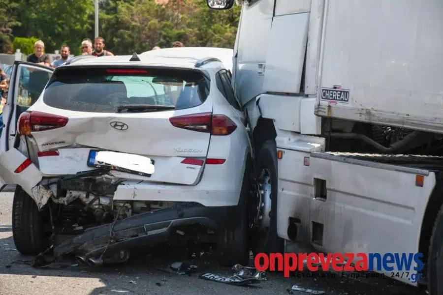 Σοβαρό τροχαίο στην Πρέβεζα: Φορτηγό συγκρούστηκε με τρία ΙΧ – Οκτώ τραυματίες, μεταξύ των οποίων και παιδιά