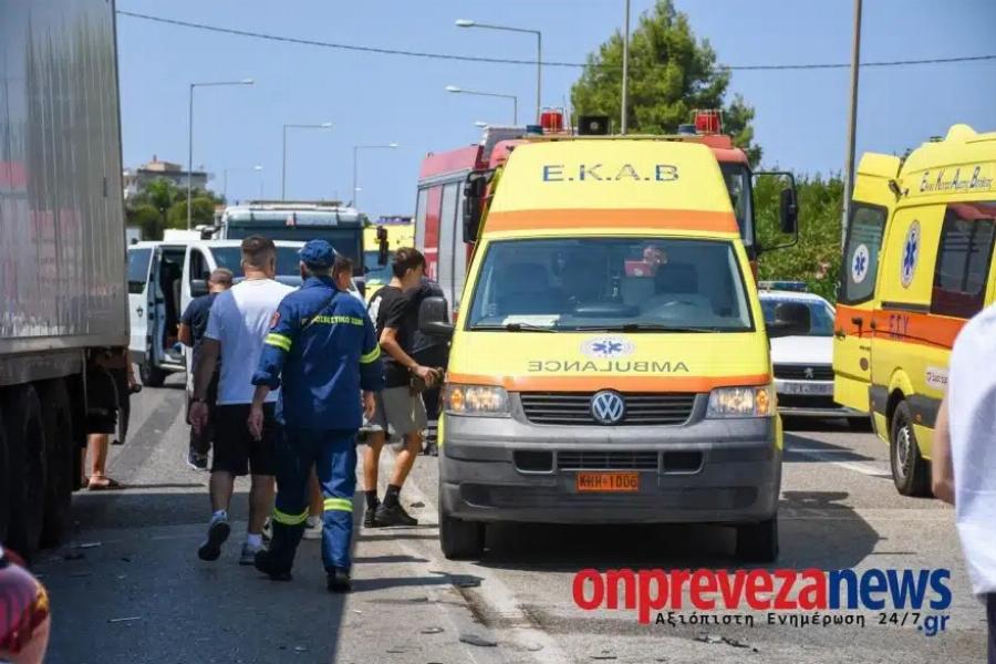 Σοβαρό τροχαίο στην Πρέβεζα: Φορτηγό συγκρούστηκε με τρία ΙΧ – Οκτώ τραυματίες, μεταξύ των οποίων και παιδιά