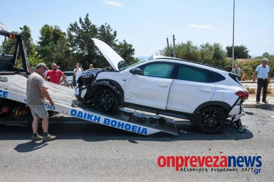 Σοβαρό τροχαίο στην Πρέβεζα: Φορτηγό συγκρούστηκε με τρία ΙΧ – Οκτώ τραυματίες, μεταξύ των οποίων και παιδιά