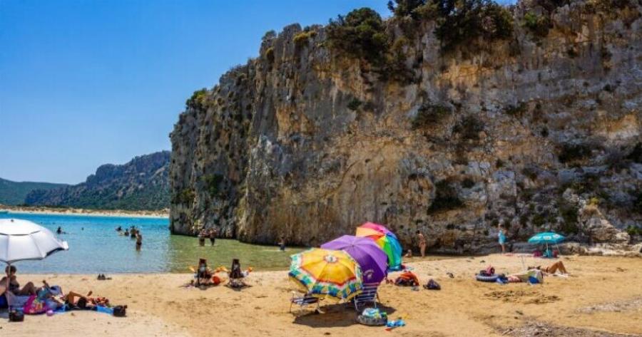 Ζεστά νερά όλο το χρόνο, ποτέ κύμα: Η παραλία στην Πελοπόννησο που αποκαλούν «αριστούργημα της φύσης»
