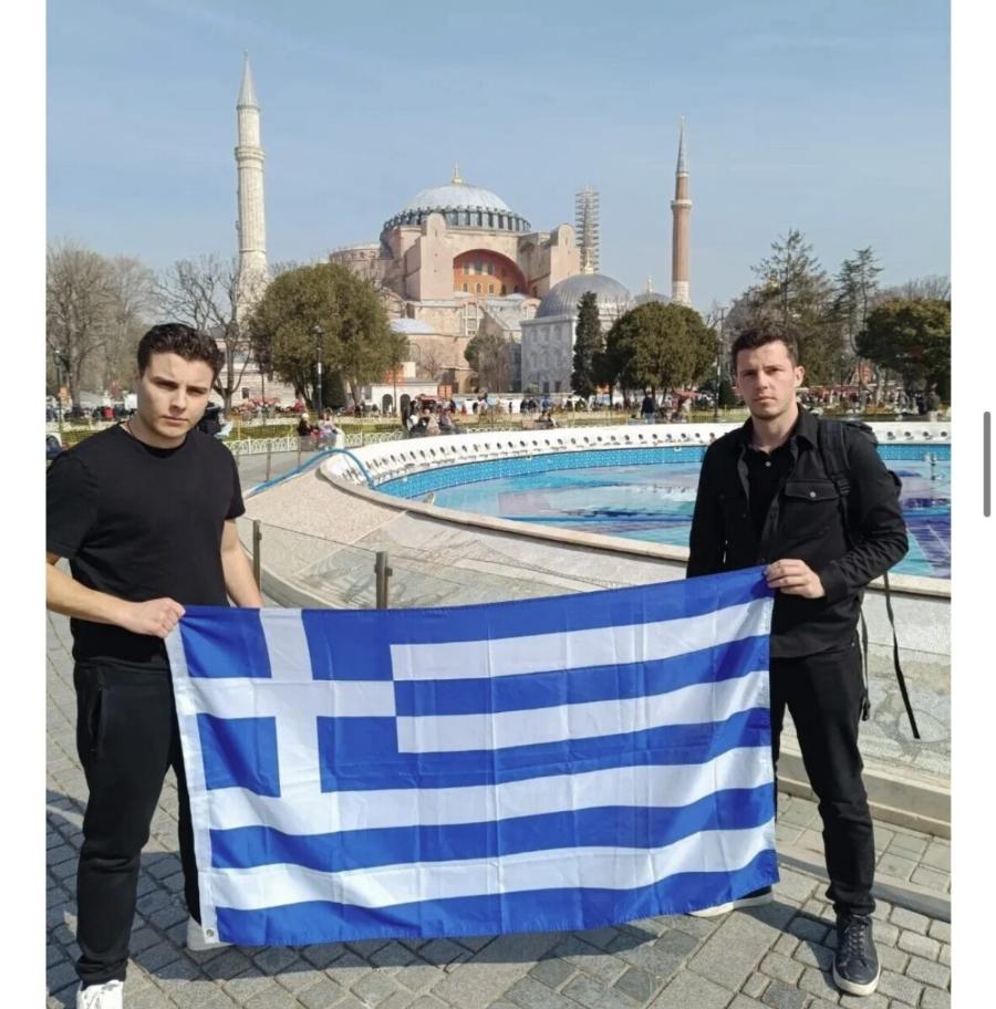 Σάλος με Έλληνα που άνοιξε την ελληνική σημαία μέσα στην Αγιά Σοφιά