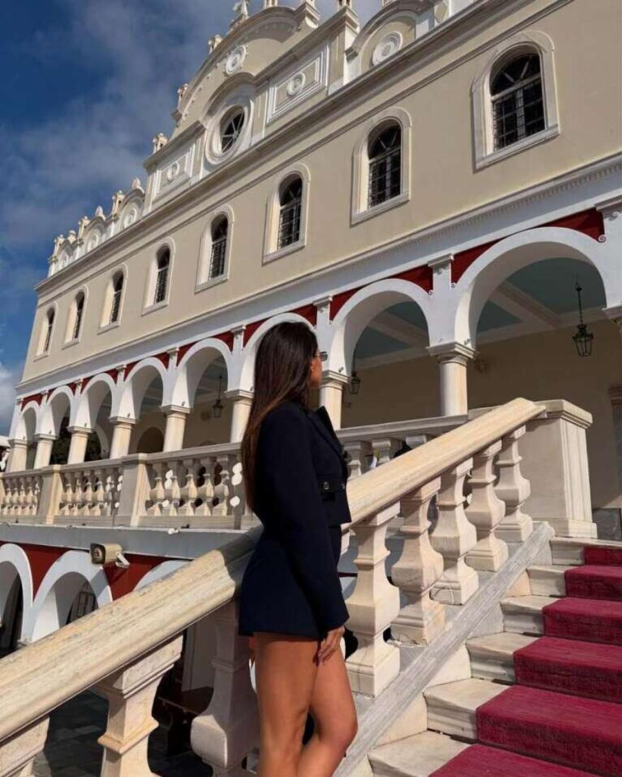 H Αντωνά πήγε με τον Λιάγκα στην Τήνο ντυμένη έτσι και ξεσήκωσε θύελλα αντιδράσεων – «Με το μίνι έως τον λαιμό πήγε; Ντροπή»