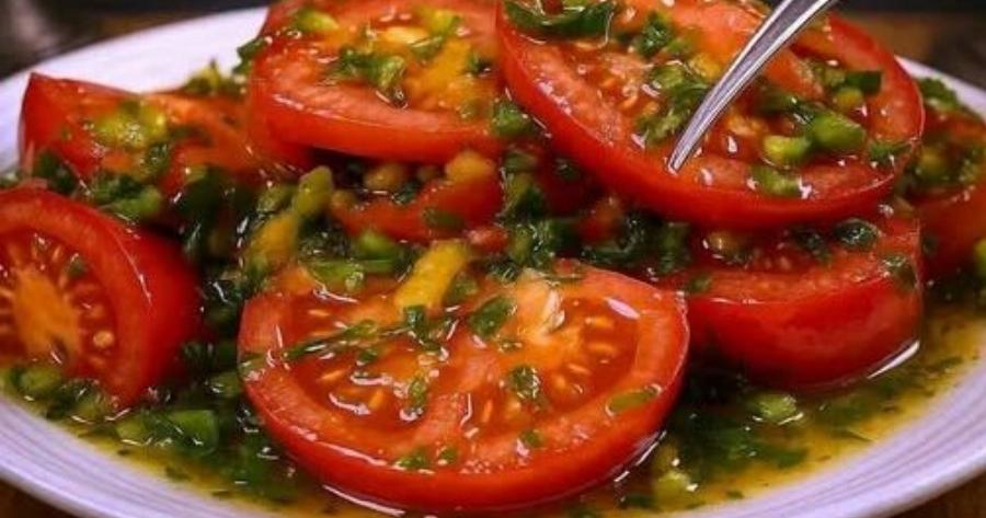 Μαγική Σαλάτα Ντομάτας – Η Έκρηξη Γεύσης που θα σας Τρελάνει!