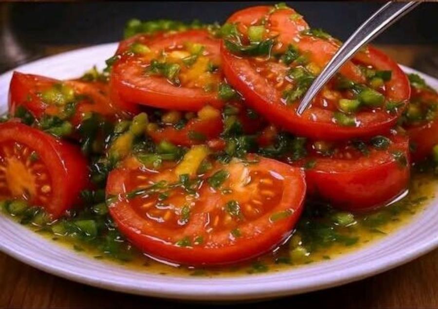 Μαγική Σαλάτα Ντομάτας – Η Έκρηξη Γεύσης που θα σας Τρελάνει!