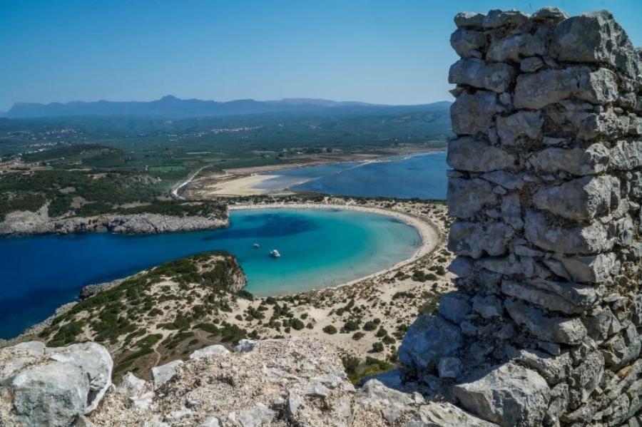 Ζεστά νερά όλο το χρόνο, ποτέ κύμα: Η παραλία στην Πελοπόννησο που αποκαλούν «αριστούργημα της φύσης»