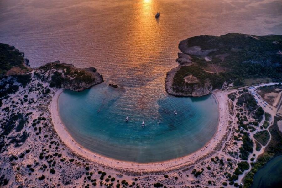 Ζεστά νερά όλο το χρόνο, ποτέ κύμα: Η παραλία στην Πελοπόννησο που αποκαλούν «αριστούργημα της φύσης»