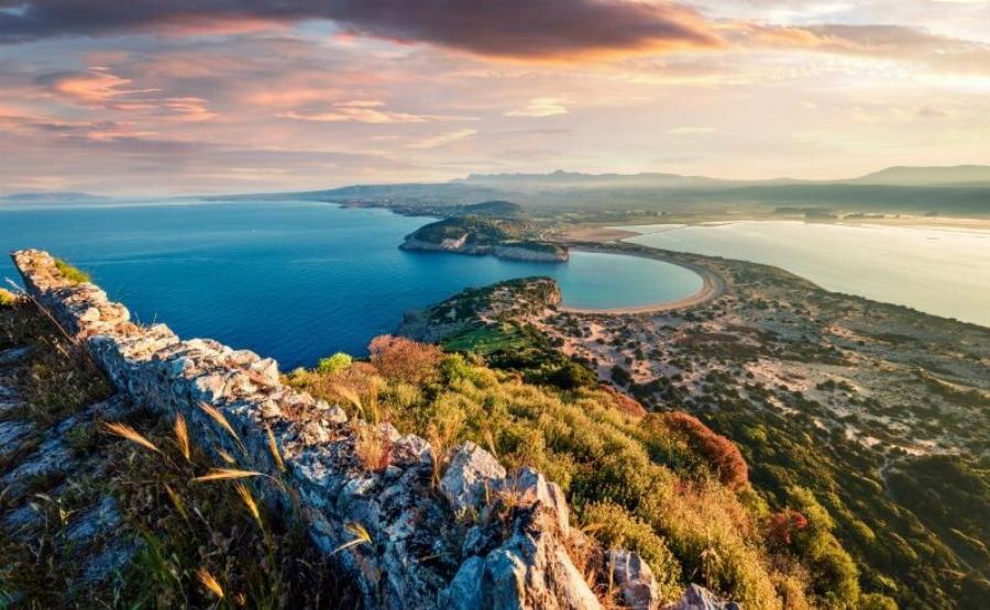 Ζεστά νερά όλο το χρόνο, ποτέ κύμα: Η παραλία στην Πελοπόννησο που αποκαλούν «αριστούργημα της φύσης»