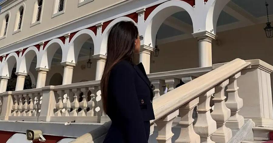 H Αντωνά πήγε με τον Λιάγκα στην Τήνο ντυμένη έτσι και ξεσήκωσε θύελλα αντιδράσεων – «Με το μίνι έως τον λαιμό πήγε; Ντροπή»