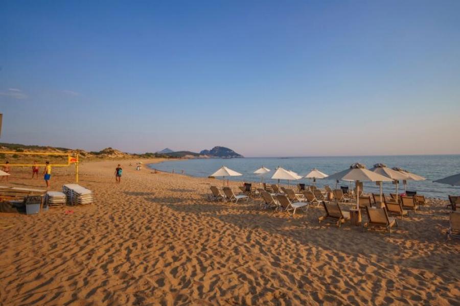 Ζεστά νερά όλο το χρόνο, ποτέ κύμα: Η παραλία στην Πελοπόννησο που αποκαλούν «αριστούργημα της φύσης»