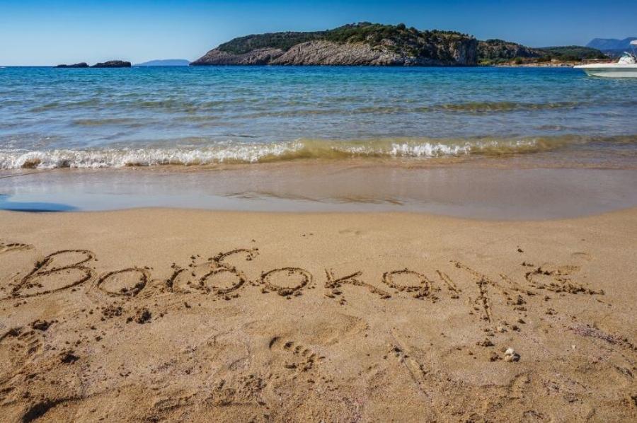 Ζεστά νερά όλο το χρόνο, ποτέ κύμα: Η παραλία στην Πελοπόννησο που αποκαλούν «αριστούργημα της φύσης»