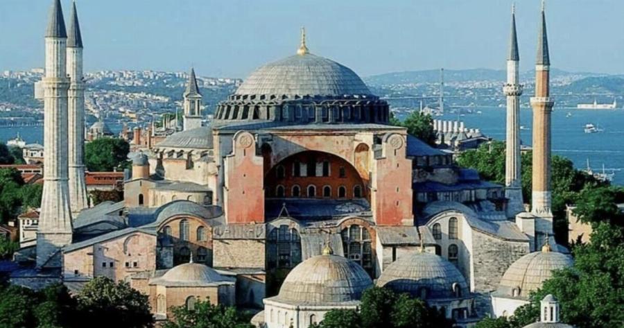 Σάλος με Έλληνα που άνοιξε την ελληνική σημαία μέσα στην Αγιά Σοφιά