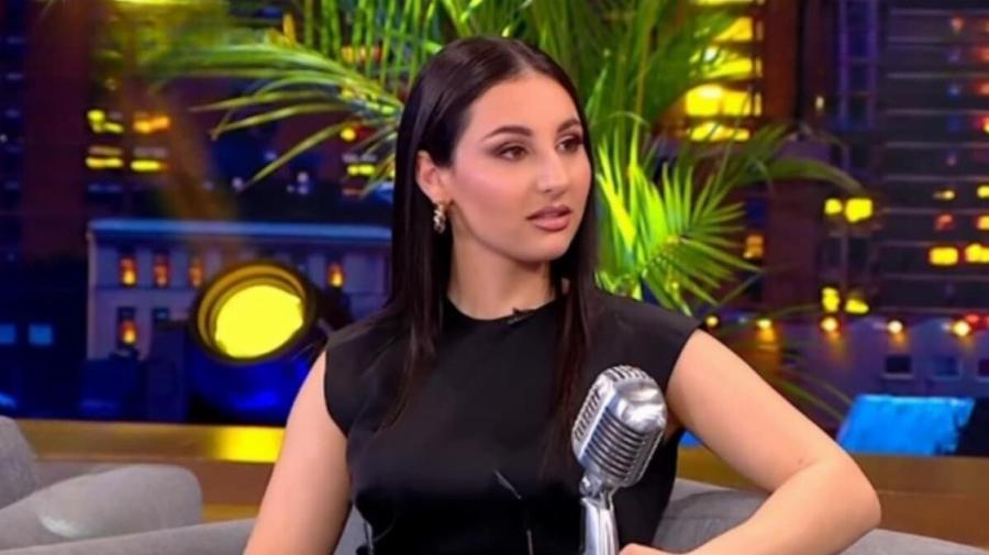 Αγνώριστη η Κλαυδία: Ανάρπαστες οι φωτογραφίες της με μαγιό και χωρίς γυαλιά