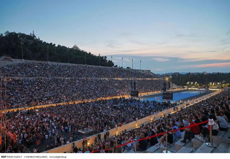 Μια νύχτα για τον Βασίλη Καρρά: Σπάνια εμφάνιση για τη σύζυγο και την κόρη του