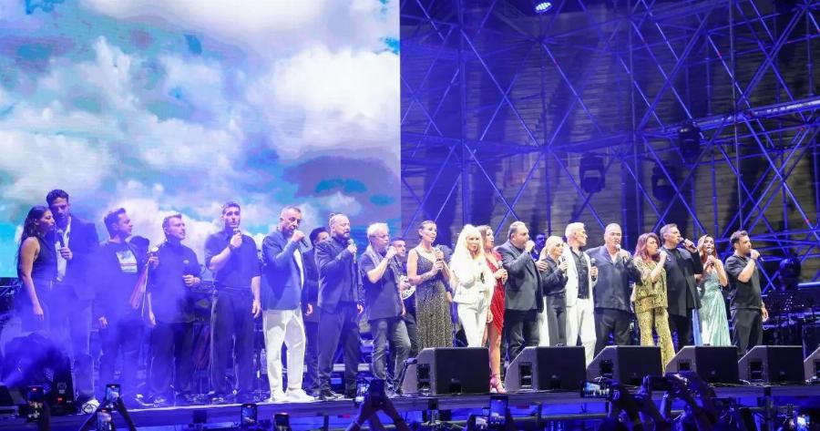 Μια νύχτα για τον Βασίλη Καρρά: Σπάνια εμφάνιση για τη σύζυγο και την κόρη του