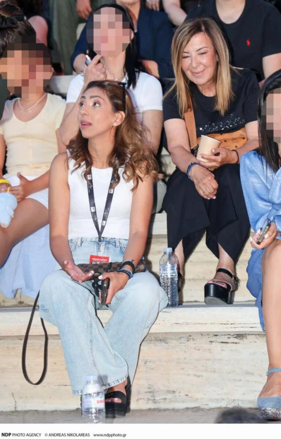 Μια νύχτα για τον Βασίλη Καρρά: Σπάνια εμφάνιση για τη σύζυγο και την κόρη του