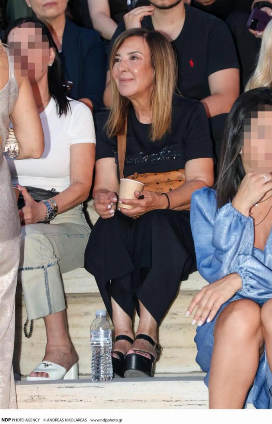 Μια νύχτα για τον Βασίλη Καρρά: Σπάνια εμφάνιση για τη σύζυγο και την κόρη του