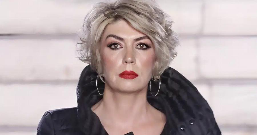 The Chase: Η «γυναίκα με τα μαύρα» περπάτησε στην πασαρέλα της Athens Fashion Week ντυμένη ολόκληρη στα μαύρα