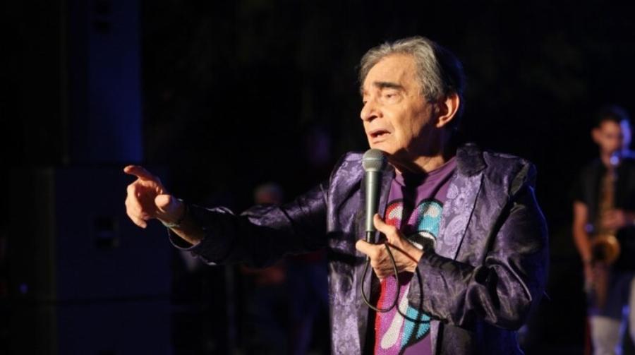 Δύσκολες ώρες για πασίγνωστο τραγουδιστή: «Παρακαλάω τον Θεό να μην υποφέρω»