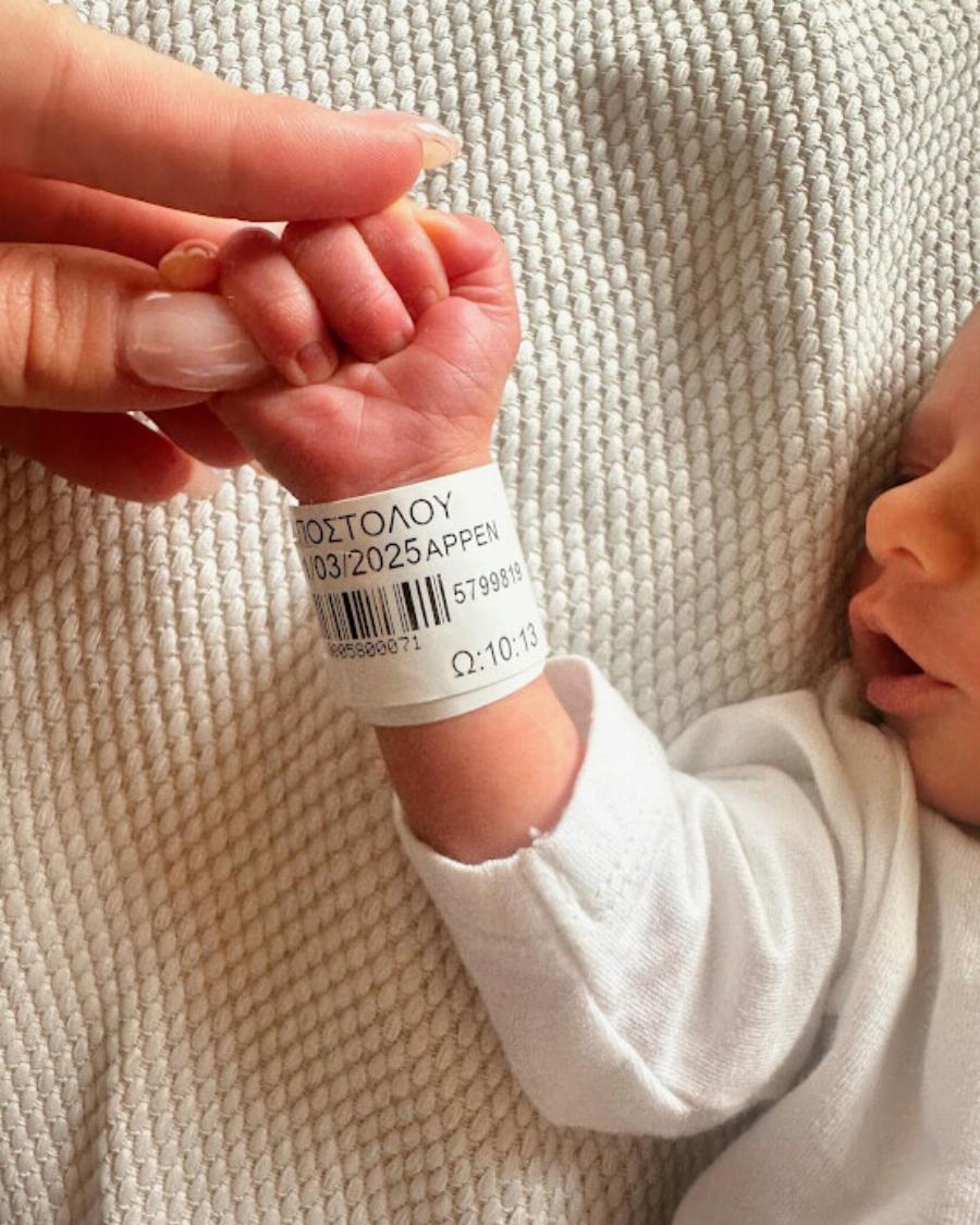 Ευχάριστα νέα στην ελληνική σοουμπίζ: Έγιναν γονείς κι Auτές είναι οι 1ες φωτογραφίες του νεογέννητου