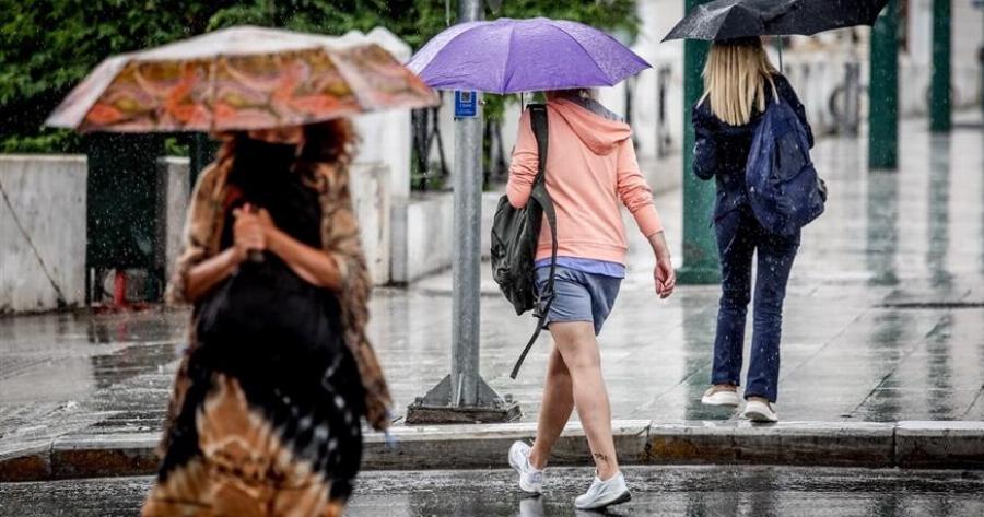 Φθινόπωρο μέσα στο καλοκαίρι – Ετοιμάστε μπουφάν, η μέρα που αλλάζει ριζικά ο καιρός με βροχές και κρύο