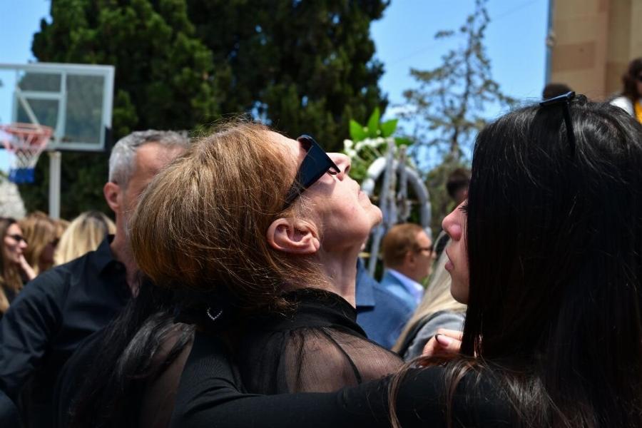 Το τελευταίο αντίο στην Γωγώ Μαστροκώστα: «Λύγισαν» όλοι με την μητέρα της – Η στιγμή που κοιτά τον ουρανό κρατώντας την φωτογραφία της