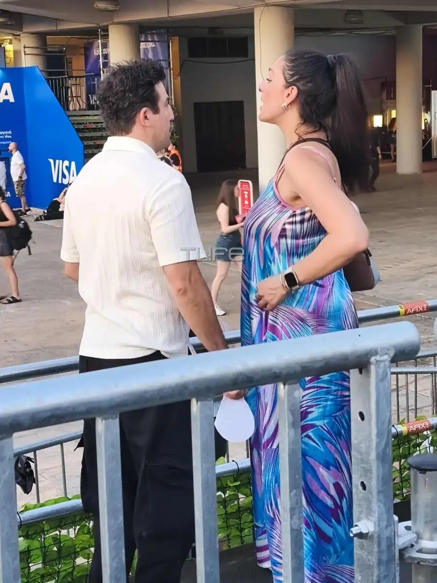 Όλοι κοιτούσαν την κοιλιά της κι ας φορούσε φαρδιά: Πασίγνωστη Ελληνίδα ηθοποιός εμφανίστηκε σε προχωρημένη εγκυμοσύνη σε συναυλία