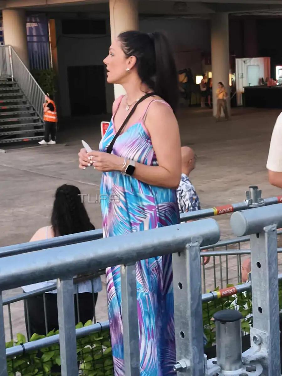 Όλοι κοιτούσαν την κοιλιά της κι ας φορούσε φαρδιά: Πασίγνωστη Ελληνίδα ηθοποιός εμφανίστηκε σε προχωρημένη εγκυμοσύνη σε συναυλία