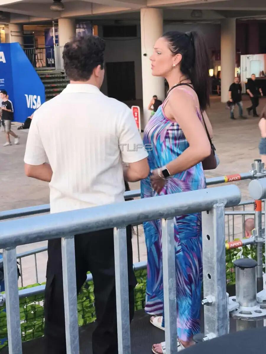 Όλοι κοιτούσαν την κοιλιά της κι ας φορούσε φαρδιά: Πασίγνωστη Ελληνίδα ηθοποιός εμφανίστηκε σε προχωρημένη εγκυμοσύνη σε συναυλία