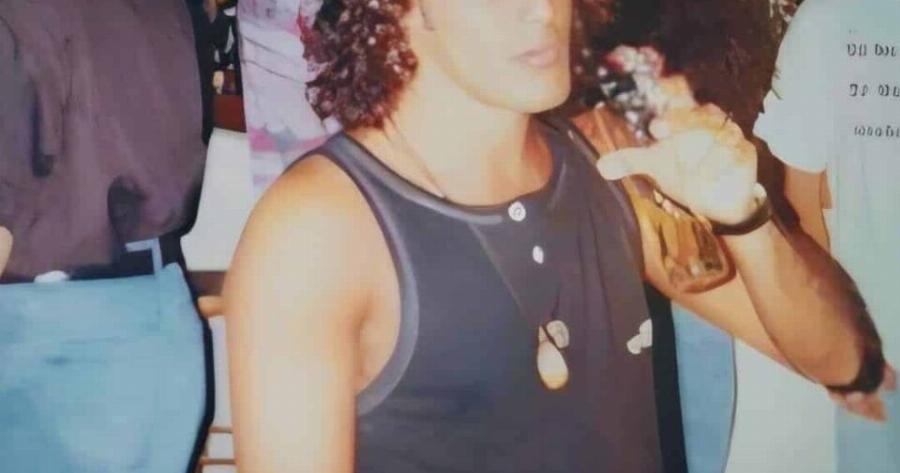 Όλοι ψάχνουν να βρουν ποιος είναι: Πασίγνωστος Έλληνας γόης σε νεαρή ηλικία με μακριά μαλλιά