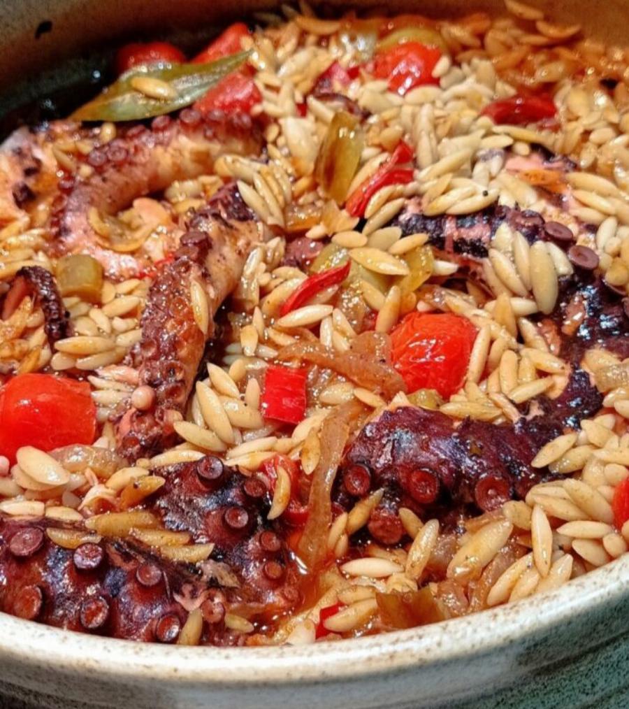 Χταπόδι γιουβέτσι λουκούμι με κριθαράκι – Η συνταγή που δένει τέλεια και πετυχαίνει πάντα