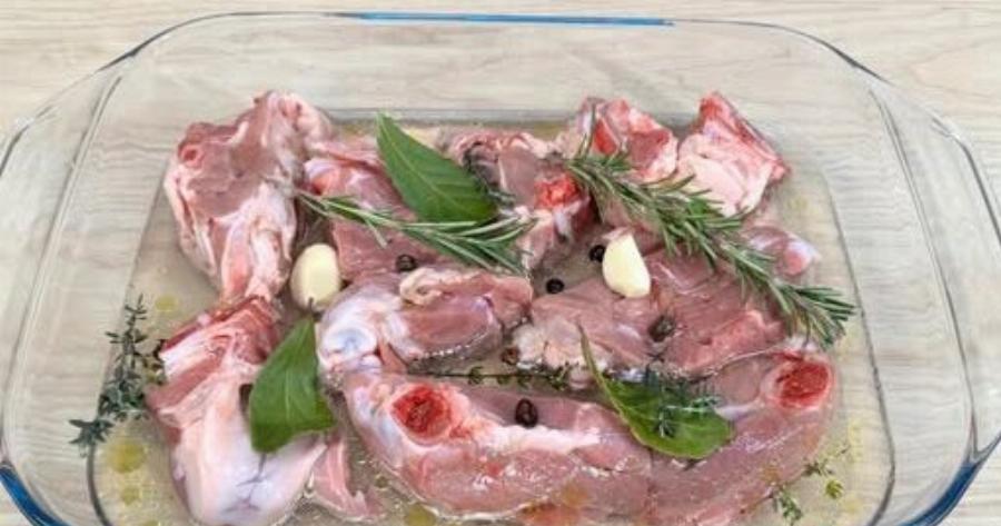 Είναι ένα ΛΑΘΟΣ που κάνουν πολλοί όταν μαρινάρουν αρνί! Εάν η γεύση δεν είναι ποτέ αρκετά έντονη ή το κρέας καταλήξει πολύ στεγνό, υπάρχει μια απλή λύση που θα αλλάξει τη ζωή σας