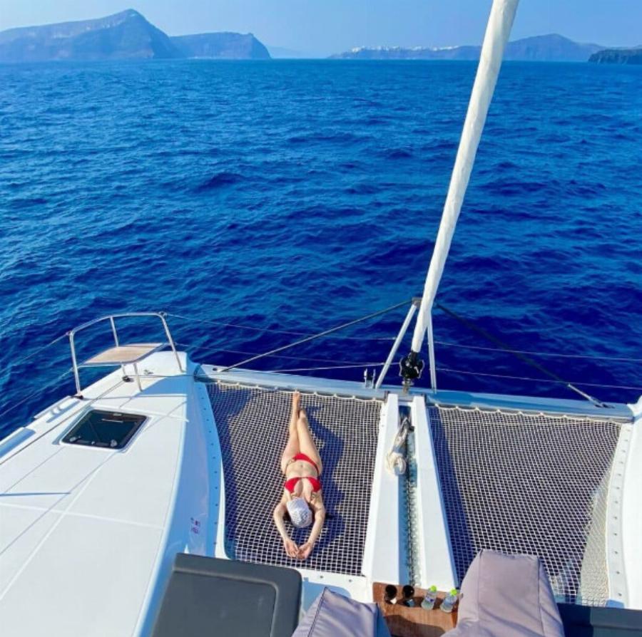 Πήρε τη ζωή της πίσω, ποζάρει σαν μοντέλο – Η Ελληνίδα που όλοι την αποθεώνουν με κόκκινο μαγιό και καλλίγραμμο κορμί