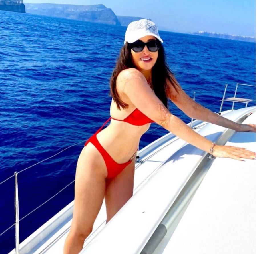 Πήρε τη ζωή της πίσω, ποζάρει σαν μοντέλο – Η Ελληνίδα που όλοι την αποθεώνουν με κόκκινο μαγιό και καλλίγραμμο κορμί