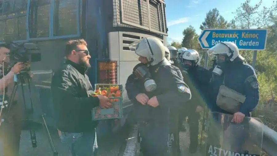 Αγρότες στα μπλόκα μοίρασαν πορτοκάλια στους αστυνομικούς
