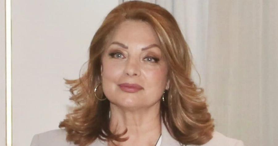 Με λεοπάρ καφτάνι, πανύψηλο πέδιλο και πεντικιούρ στην πένα: Η Άντζελα Γκερέκου παραδίδει μαθήματα στιλ στα 67 της