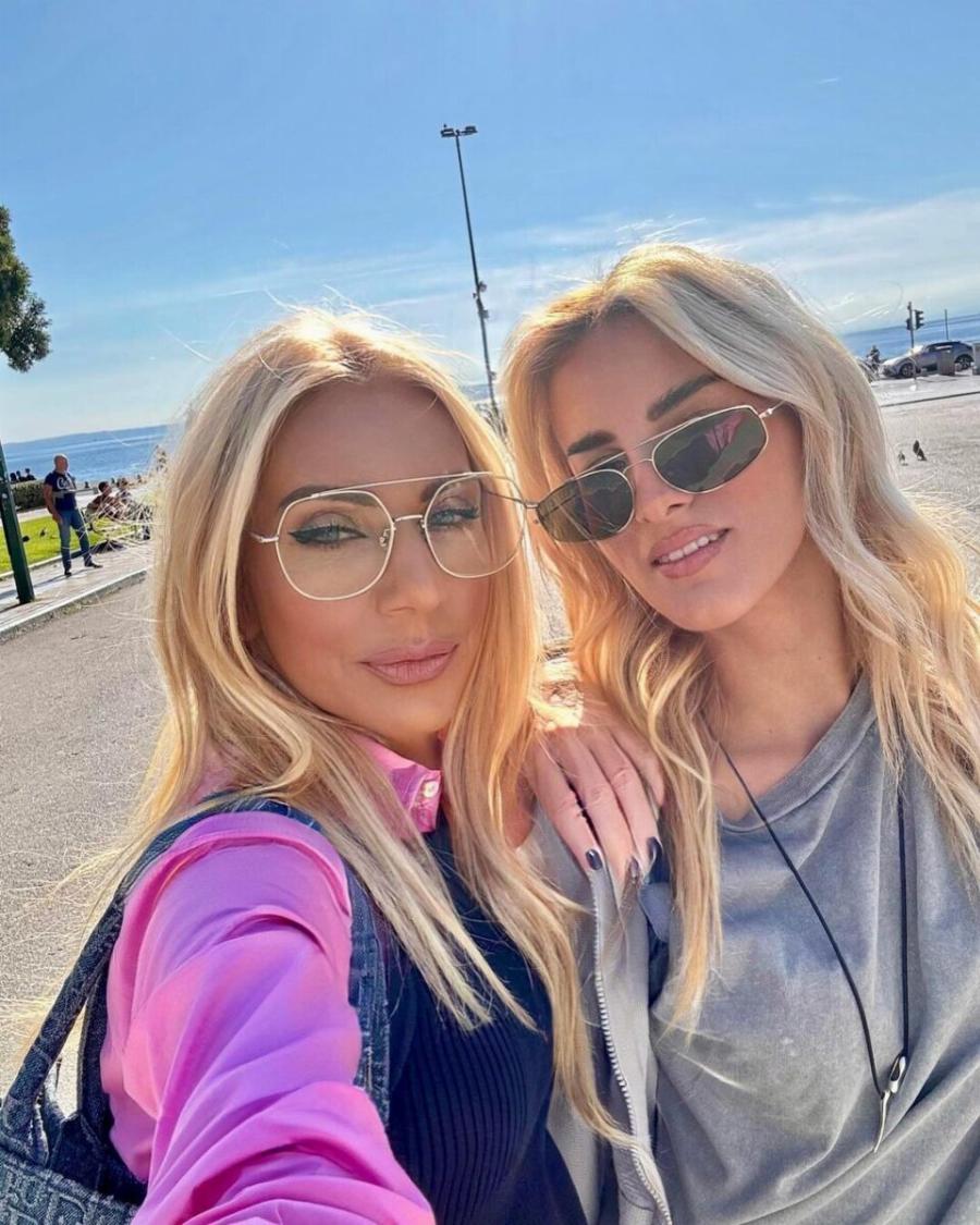 Σαν να βλέπεις την Τσαβαλιά στα νιάτα της: Ο Χάρης Σεφερλής τα έφτιαξε με τη… σωσία της μάνας του κι ιδού η απόδειξη