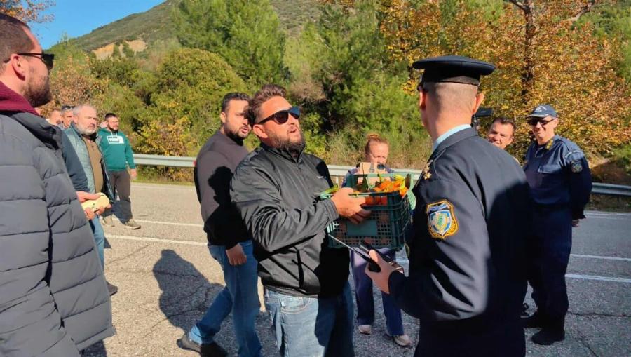 Αγρότες στα μπλόκα μοίρασαν πορτοκάλια στους αστυνομικούς
