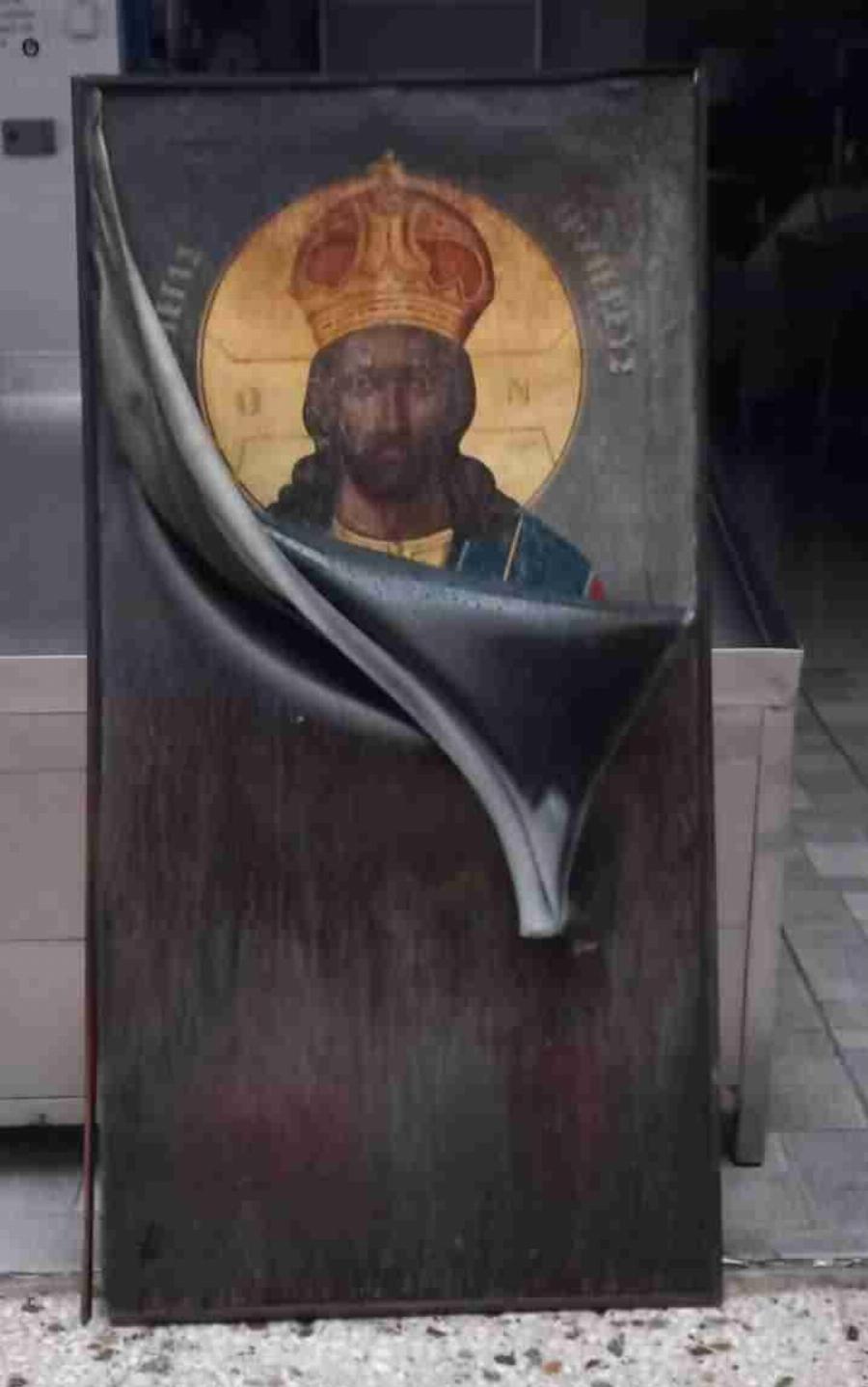 Πόρος: Κάηκε ολοσχερώς το ιστορικό εκκλησάκι της Υπαπαντής. Η εικόνα του Μέγα Αρχιερέα σώθηκε