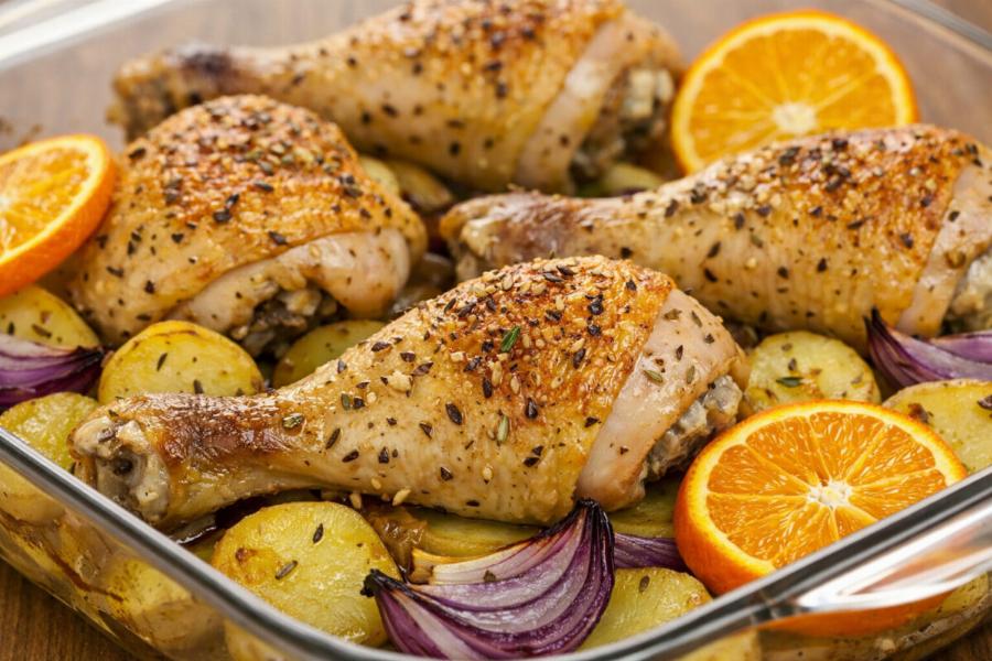 Ζουμερό Κοτόπουλο με Πορτοκάλι και Πατάτες στον Φούρνο που Λιώνει στο Στόμα