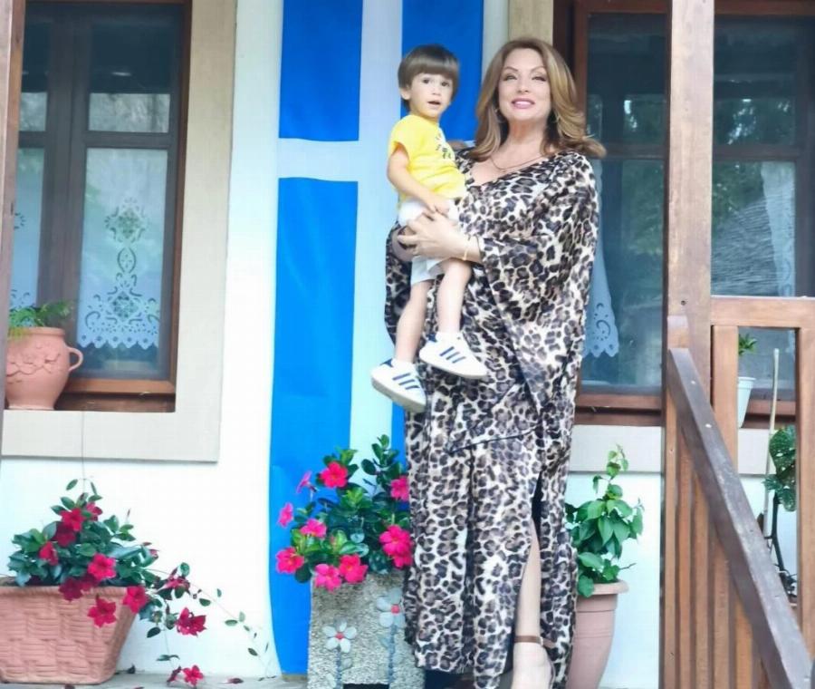 Με λεοπάρ καφτάνι, πανύψηλο πέδιλο και πεντικιούρ στην πένα: Η Άντζελα Γκερέκου παραδίδει μαθήματα στιλ στα 67 της