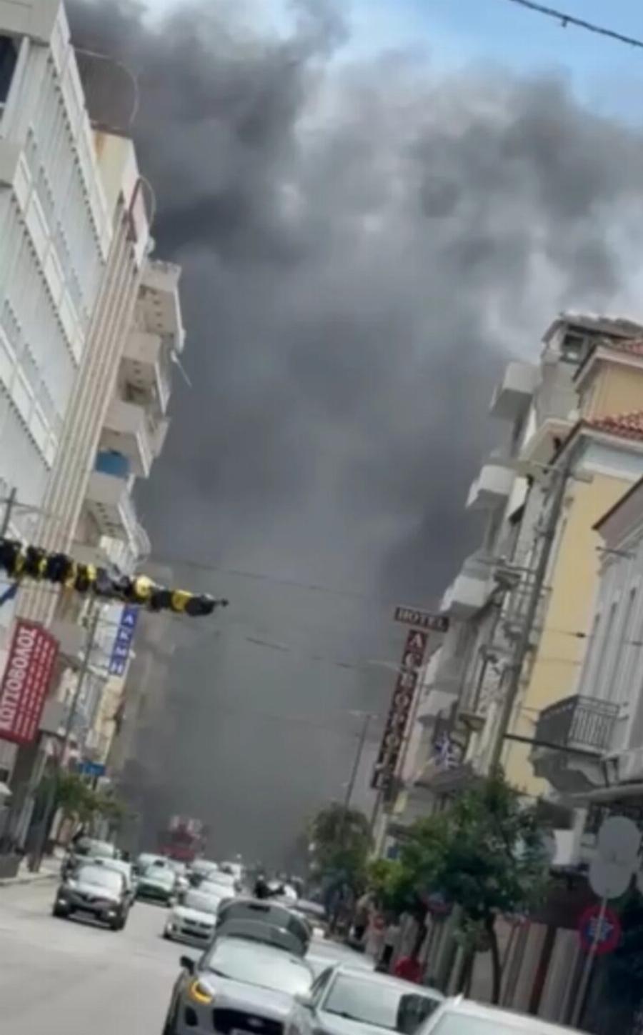 Mεγάλη φωτιά σε κατάστημα Zara στην Πάτρα – Παντού πυκνοί καπνοί σε όλη την πόλη