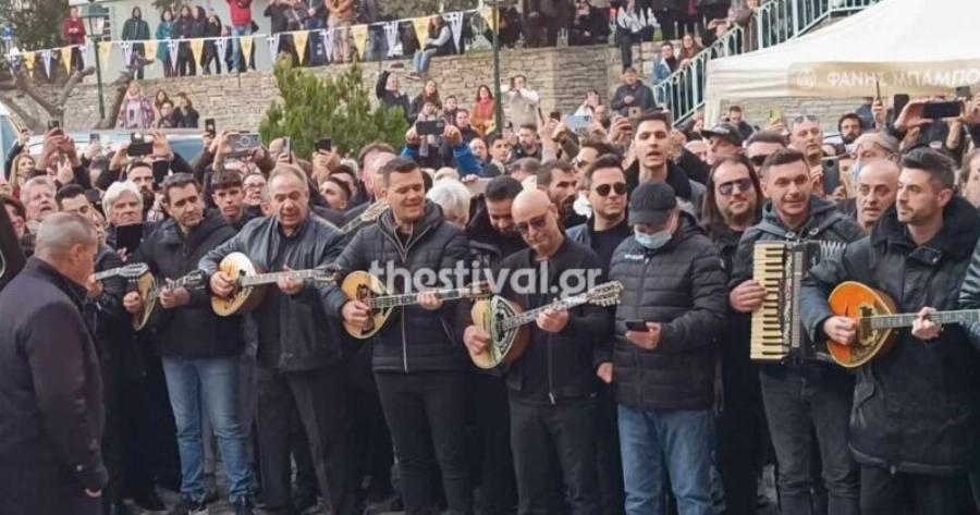 Ανατριχίλα: Έπαιξαν μπουζούκι και τραγούδησαν “Δεν πάω πουθενά” στο αντίο του Βασίλη Καρρά