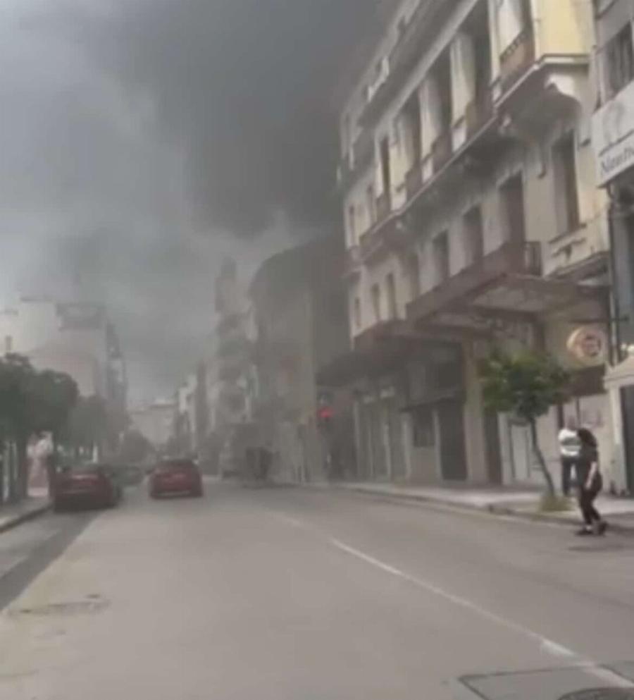 Mεγάλη φωτιά σε κατάστημα Zara στην Πάτρα – Παντού πυκνοί καπνοί σε όλη την πόλη