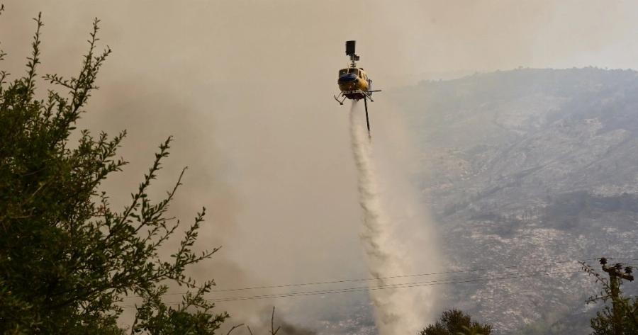 Φωτιά τώρα: Επιχειρούν 7 εναέρια μέσα στην κατάσβεση – «Μάχη» για να μην απειληθεί οικισμός