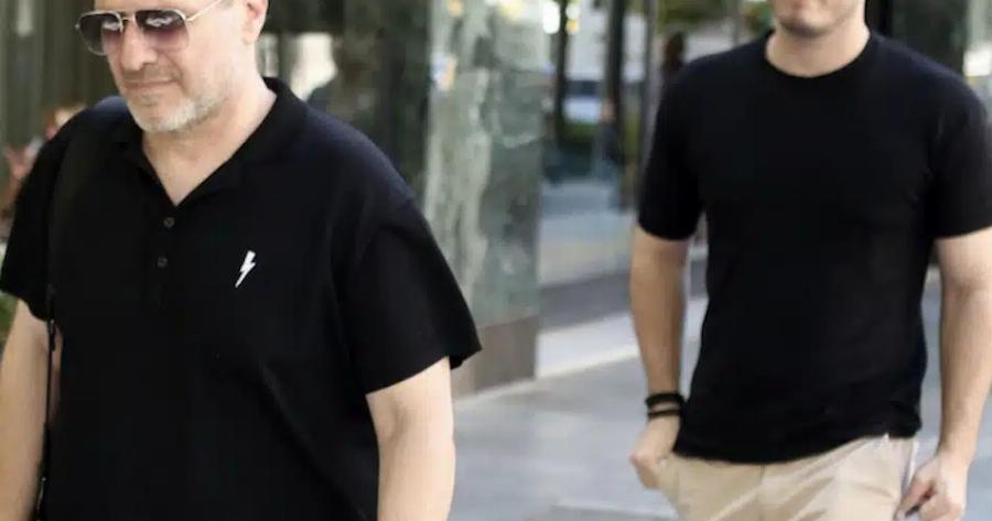 Όλοι κοιτούσαν τα παπούτσια του – Σπάνια εμφάνιση του Γιάννη Πλούταρχου στο κέντρο της Αθήνας μαζί με τον γιο του