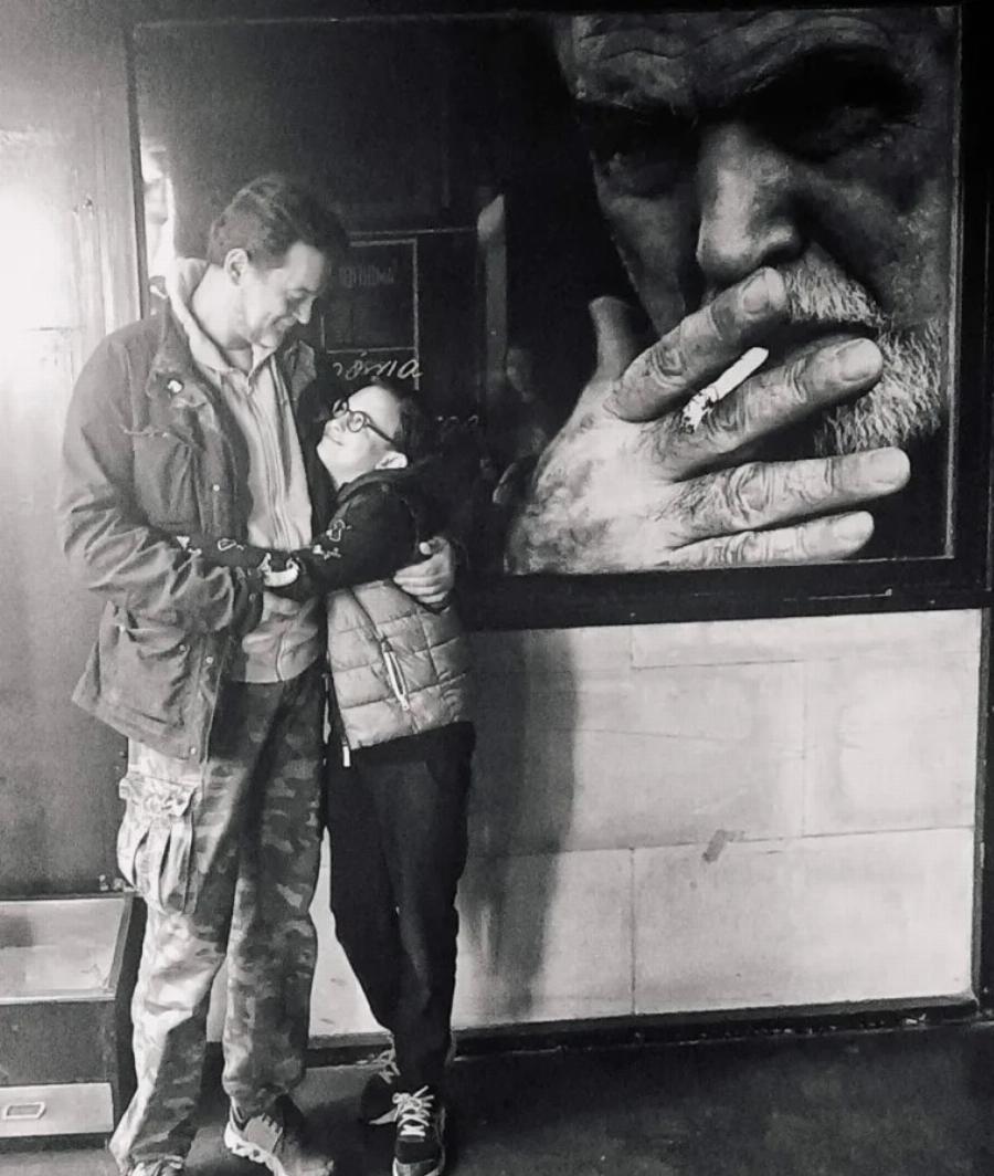 Πήρε το χαμόγελο και τη λάμψη της Καρέζη: O Ιάσoνας Καζάκος μεγάλωσε και δείχνει την ομοιότητα με την αξέχαστη γιαγιά του